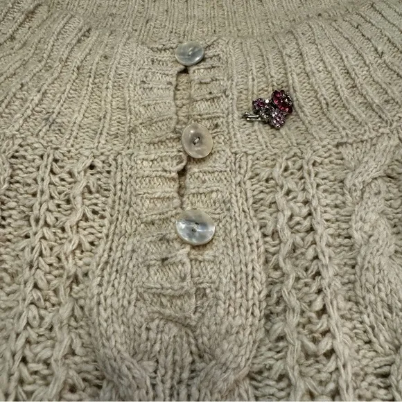 American Eagle Women's Size L Beige Cable Knit Sweater with Removable Brooch NEW