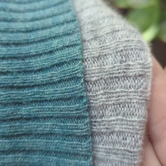 BANANA REPUBLIC  Light Blue Sweater V-Neck S