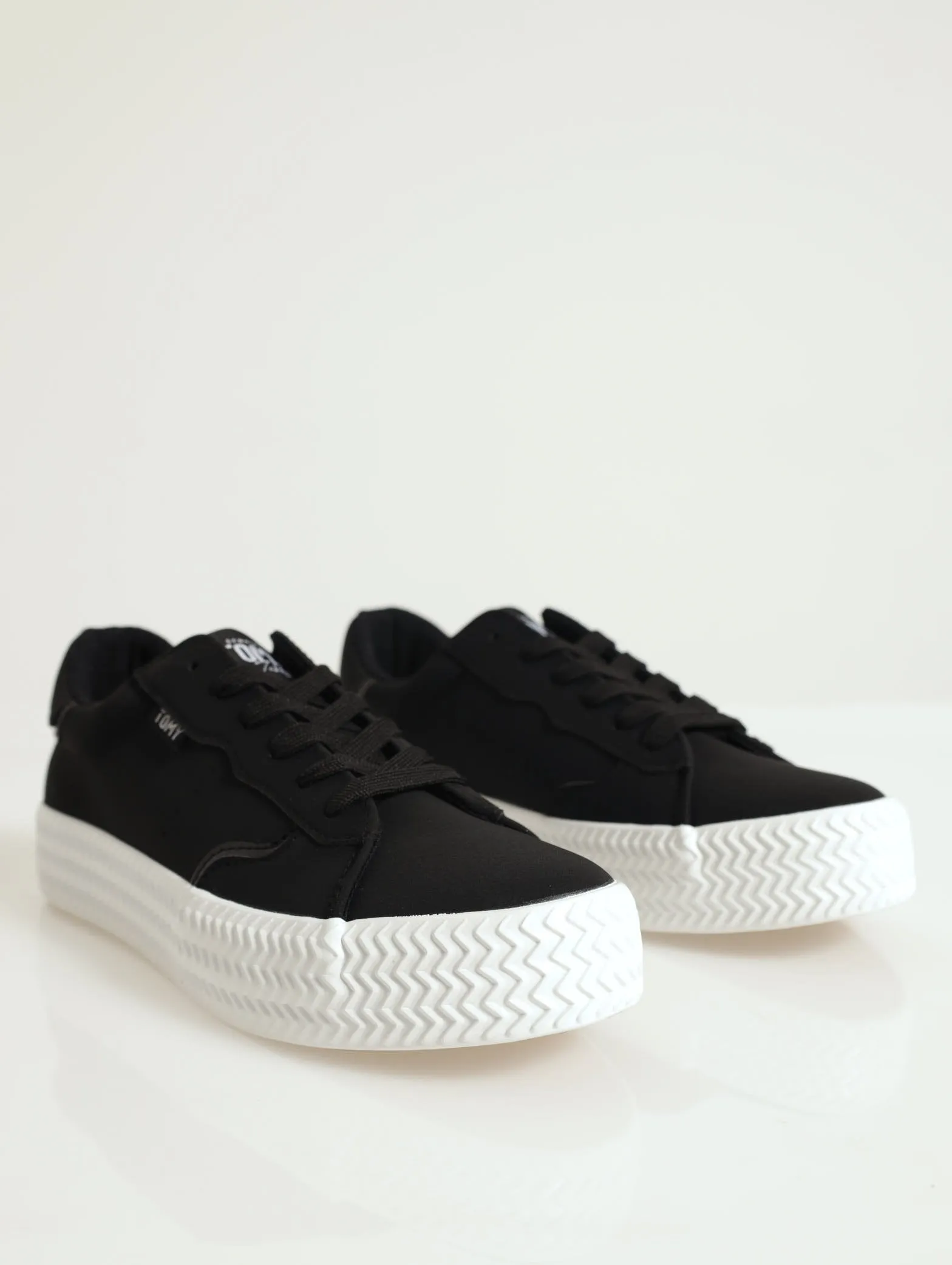 Low Cut Pu Platform Lace-Up Sneaker - Black