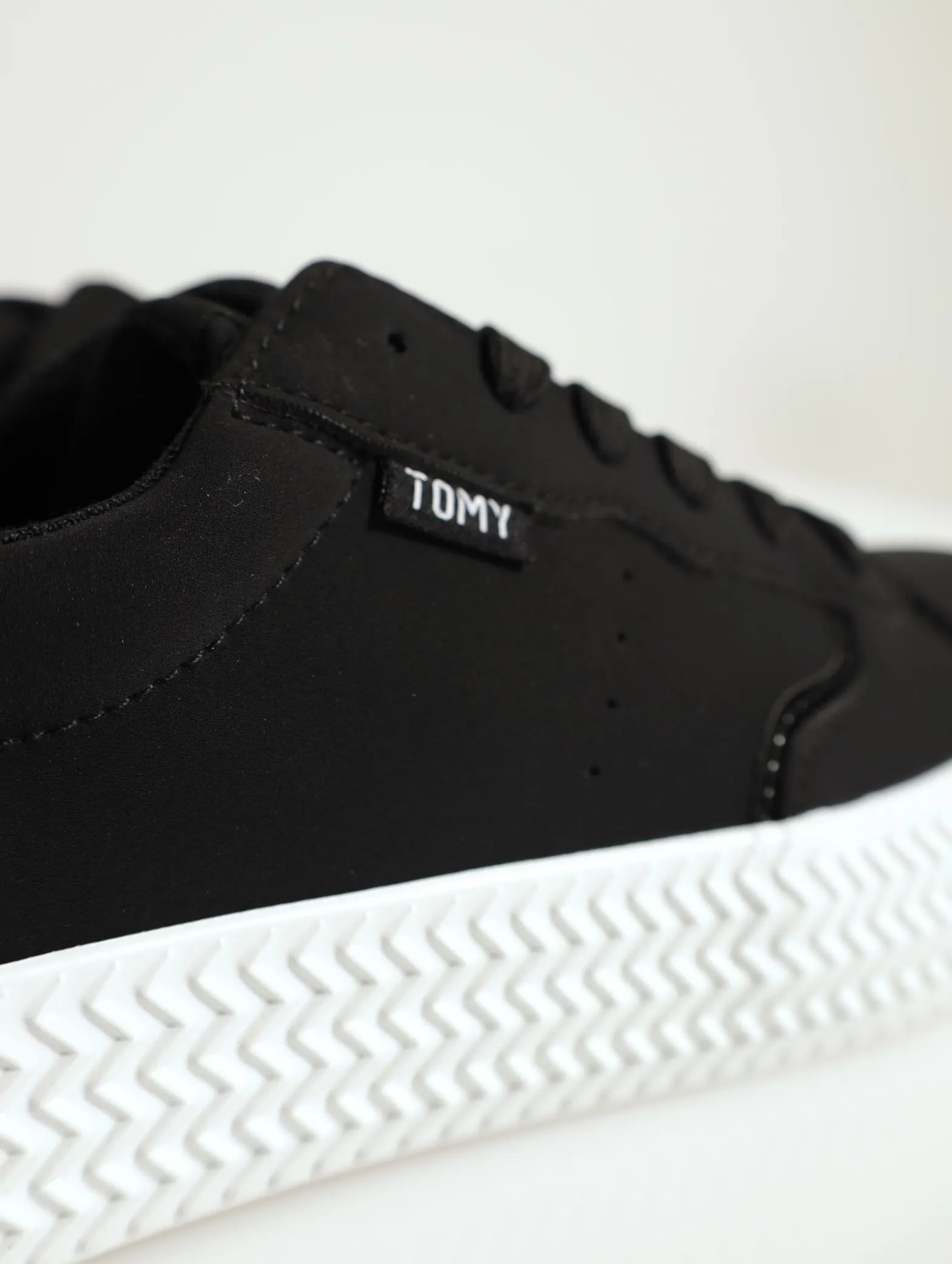 Low Cut Pu Platform Lace-Up Sneaker - Black