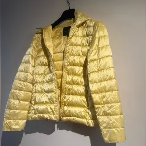 Massimo Dutti Super vibrant Yellow/Gold Lightweight Packable Puffer Jacket