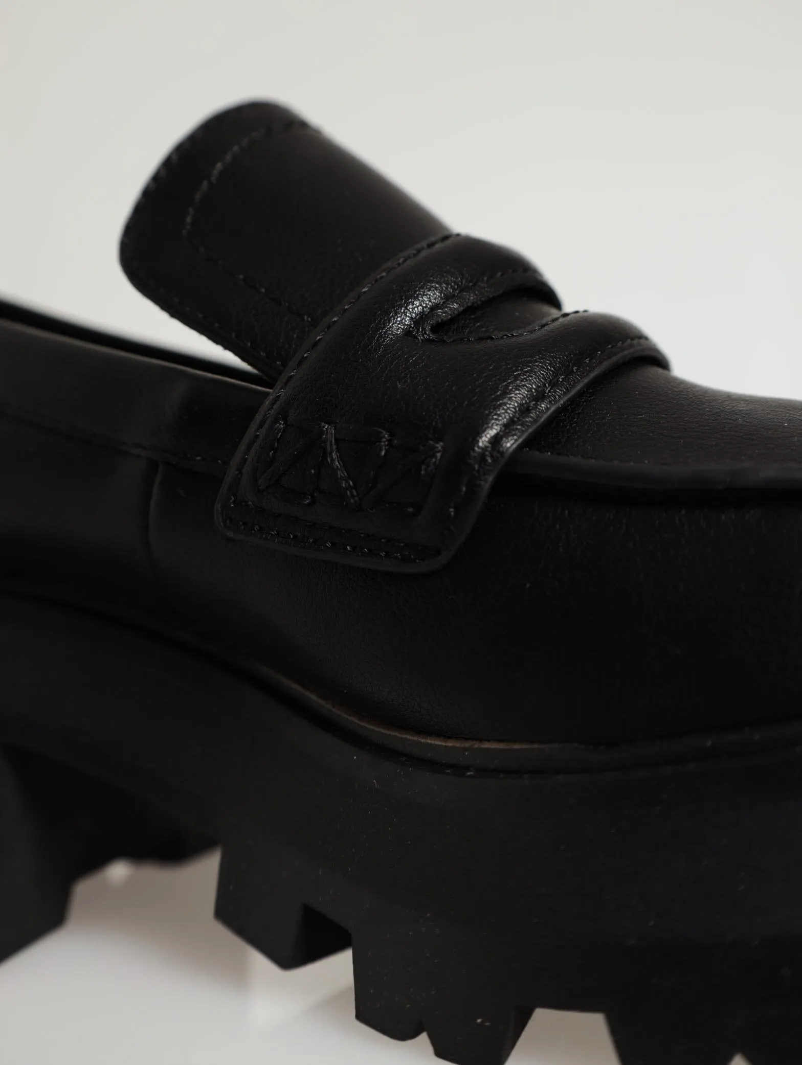 Vallaree Mid Heel Platform Loafer - Black